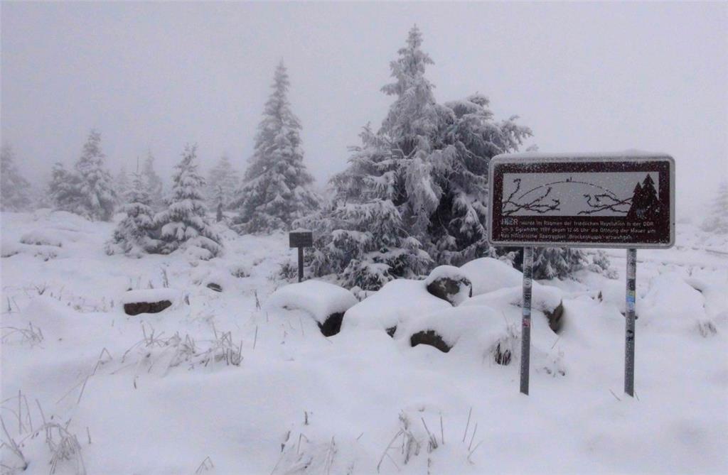 Tief verschneit zeigte sich heute der Brocken im Harz bei Schierke (Sachsen-Anhalt).