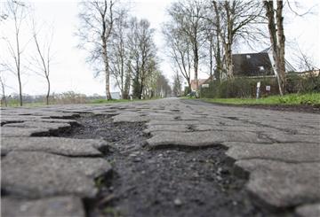 Tiefe Löcher: Die Kreisstraße 65 zwischen Hymendorf und Drangstedt ist eine der kaputtesten Straßen im Kreis. Foto Leuschner