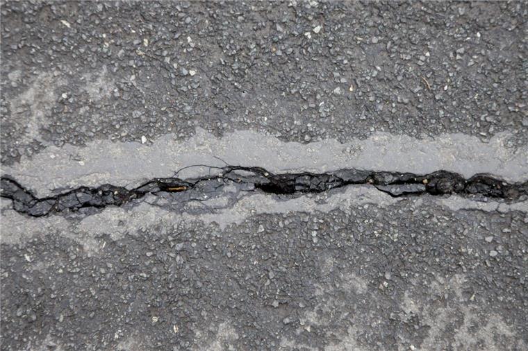 Stress für Autofahrer im Cuxland: Staus, Verkehrsbehinderungen, Umleitungen Tiefe Risse und Schlaglöcher soweit das Auge reicht. So sehen viele Straßen im Kreis aus. Die schlimmsten Buckelpisten sollen jetzt saniert werden.