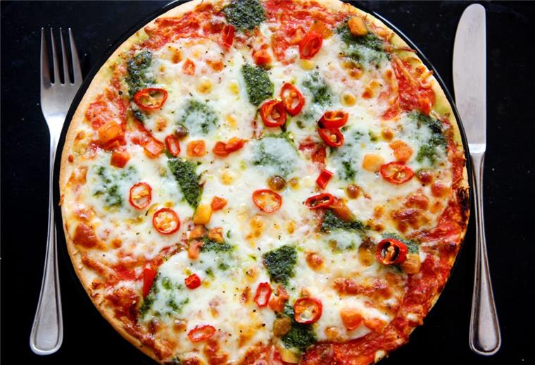 Kleiner und gesünder: Pläne für Tiefkühlpizzen und Co Tiefkühlpizzen sollen in Zukunft kleiner und weniger fettig sein.
