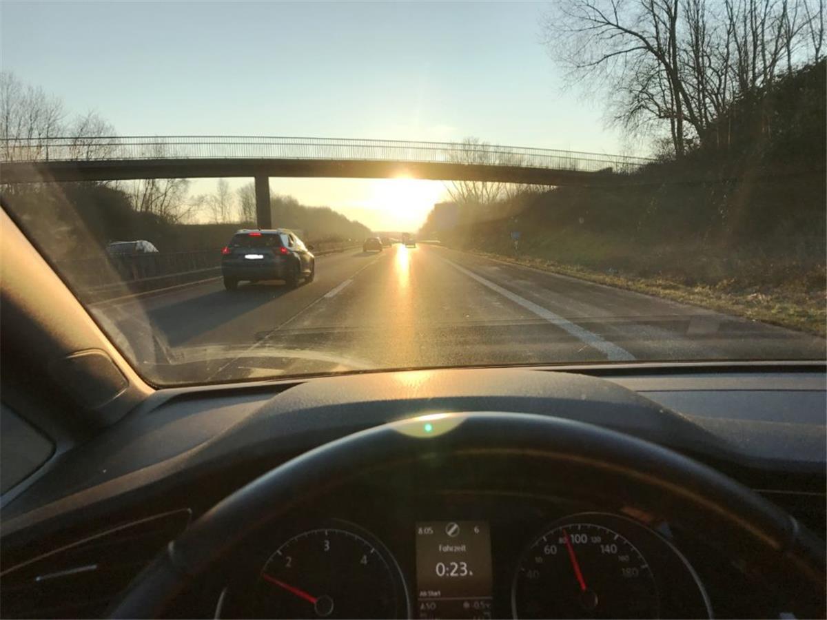 Tiefstehende Sonne lässt das Autofahren oft zum Blindflug werden. Mit oft verheerenden Folgen. 