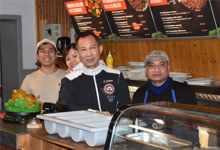 Die Kunden rennen ihm die Bude ein: Ottens Grillstube ist zurück Tien Van Vu, seine Frau und seine Mitarbeiter freuen sich, Gäste in Ottens Grillstube kulinarisch verwöhnen zu können.
