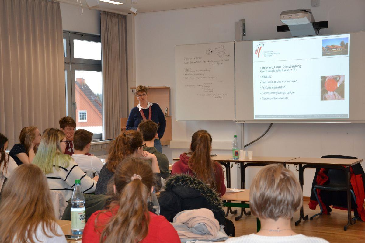 Berufsinformationstag in Zeven: Firmen stellen sich bei Schülern vor Tierärztin Dr. Kerstin Thies aus Heeslingen gibt den Elftklässlern beim Berufsinformationstag im St.-Viti-Gymnasium in Zeven Einblicke in ihren Praxisalltag. Zudem berichtet sie über das Studium der Tiermedizin und die unterschiedlichen Arbeitsbereiche.