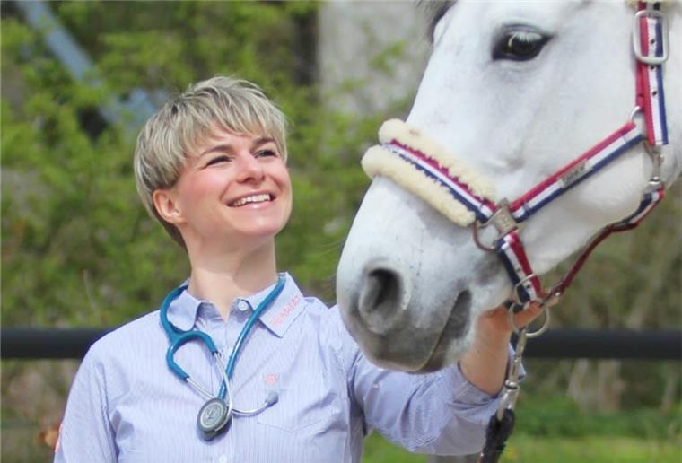 Cuxland: Tierärztin bietet Chiropraktik für Pferde Tierärztin Sigrun Klose behandelt in ihrer Praxis in Sandstedt Pferde mit Einschränkungen der Wirbelsäule.