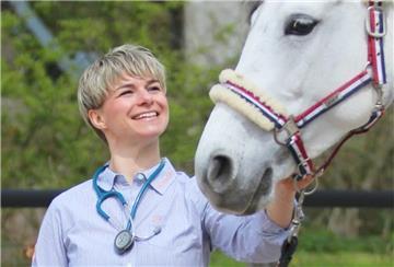 Tierärztin Sigrun Klose behandelt in ihrer Praxis in Sandstedt Pferde mit Einschränkungen der Wirbelsäule.