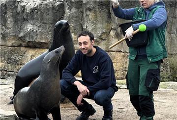 Fabian Müller-Trefzer ist der neue Tierarzt und Kurator im Zoo am Meer. Sein Weg führte ihn von Leipzig über Zürich nach Bremerhaven.