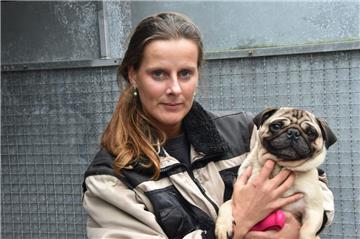 Tierpflegerin Nadine Bruns kümmert sich um den Rüden, den die Polizei am Montag aus einer verwahrlosten Wohnung in Lehe rettete. 