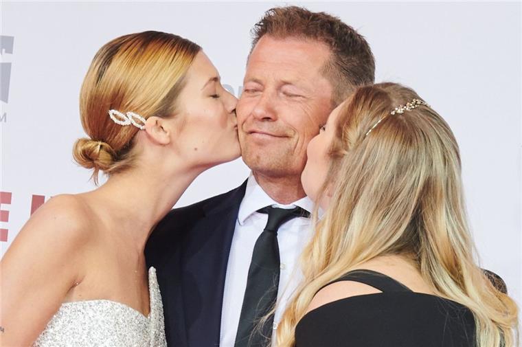 Til Schweiger genießt die Küsschen seiner Töchter Lilli (links) und Luna. jetzt hat der Schauspieler eine neue Liebe gefunden.


