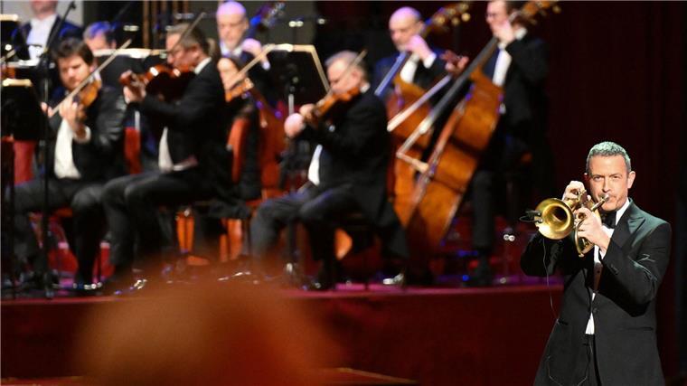 Till Brönner spielt beim Dresdner Semperopernball zusammen mit dem Orchester.