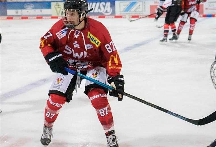 Eishockeyspieler in einem roten Trikot auf Kunstseis.