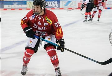 Eishockeyspieler in einem roten Trikot auf Kunstseis.