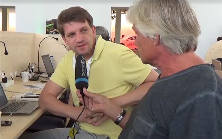 Experte bläst Trübsal vor Slowakei-Spiel Tilmann Mehl (links) nimmt sich Zeit, um mit unserem EM-Reporter Wolfgang Stephan ein Expertengespräch zu führen.
