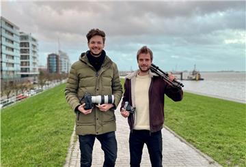 Tim David Müller-Zitzke und Dennis Vogt mit Kamera-Equipment auf dem Deich