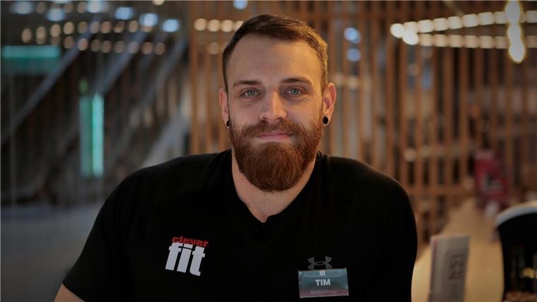 Tim Ernst, Leiter des Studios clever fit, in der Innenstadt in Bremerhaven.