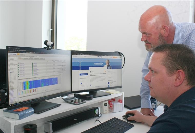 Tim Hryzyk (vorne) und Geschäftsführer Nils Brümmer können von Bremerhaven aus den Status jedes Windparks ansehen.