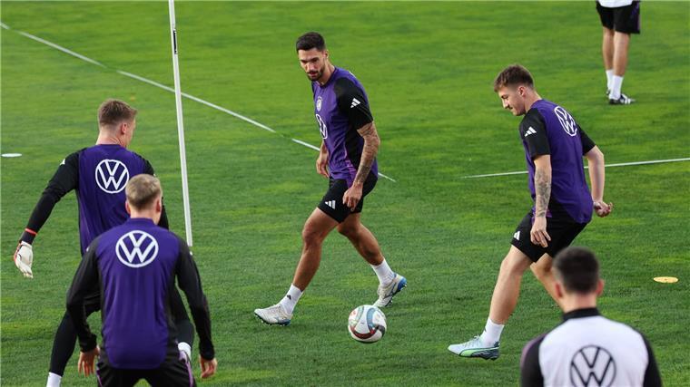 DFB-Team startet mit Debütanten Nübel und Kleindienst Tim Kleindienst (M), hier beim Abschlusstraining in Zenica, bestreitet sein erstes Länderspiel.