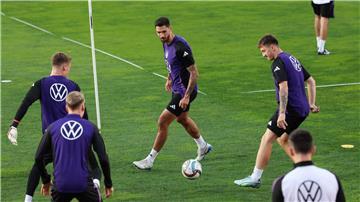 Tim Kleindienst (M), hier beim Abschlusstraining in Zenica, bestreitet sein erstes Länderspiel.