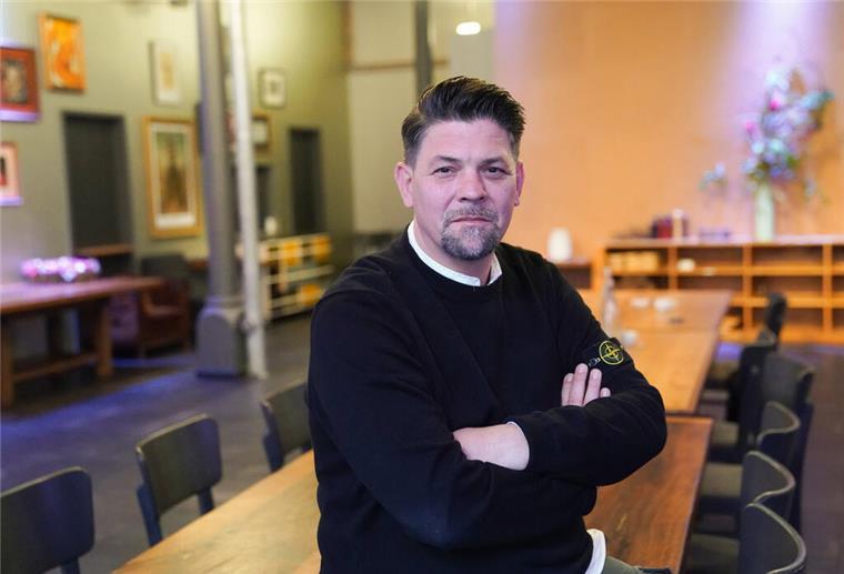 „Will nur in Rente“: Warum Starkoch Tim Mälzer ans Aufhören denkt Tim Mälzer, Koch und Autor, sitzt vor dem Restaurant «Bullerei» anlässlich eines Interviews zu seinem neuem Buch und zur Situation der Kneipen in Hamburg