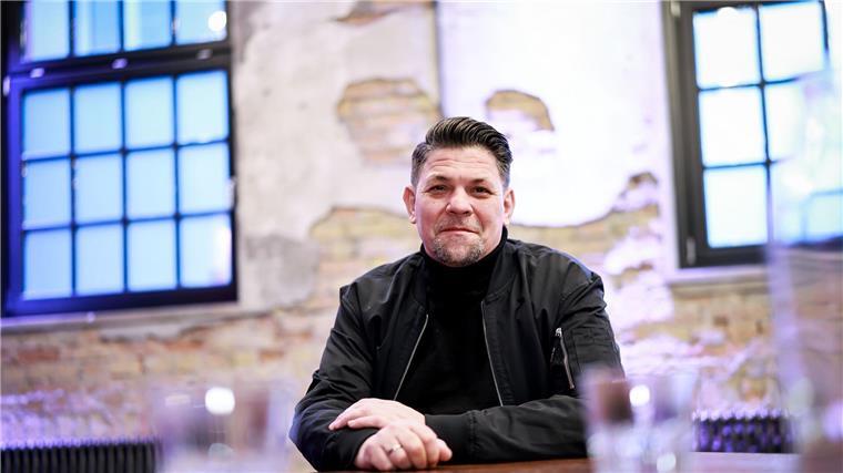 Tim Mälzer geht für neue Doku ins Pflegeheim Tim Mälzer hat zusammen mit Schauspieler André Dietz und mit einer Gruppe von Menschen mit Behinderungen eine Doku gedreht - diesmal in einem Pflegeheim.