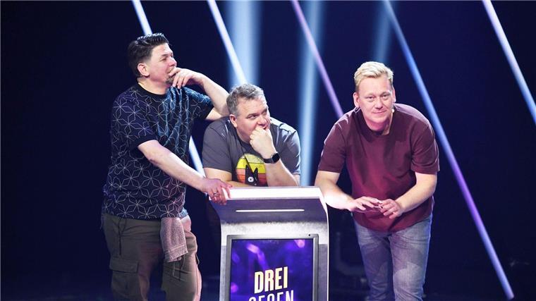 „Drei gegen Einen“: TV-Gesichter gegen WM-Größen Tim Mälzer (l-r), Elton und Jens „Knossi“ Knossalla stellen sich der Herausforderung.