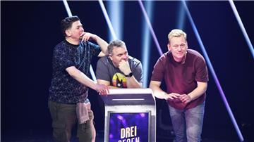 Tim Mälzer (l-r), Elton und Jens „Knossi“ Knossalla stellen sich der Herausforderung.