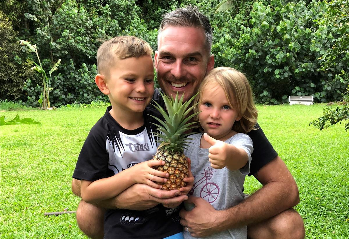 Das einsame Leben im Südsee-Paradies Tim Meyer mit seinen Kindern Yann Tamatoa und Charlie Moana.