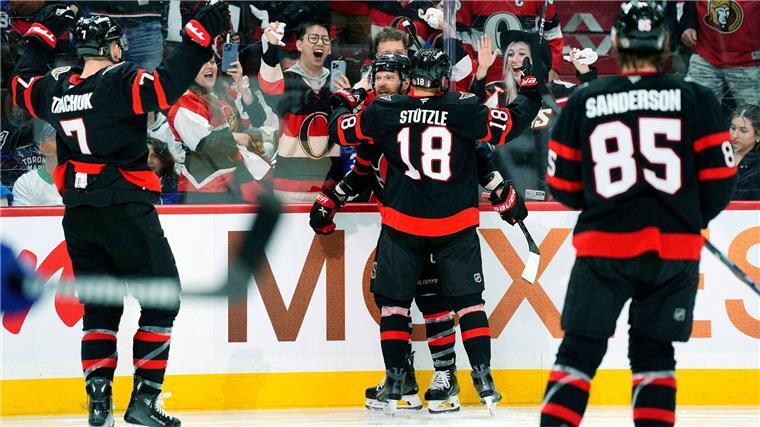NHL: Stützle mit Ottawa vor dem Aus Tim Stützle (M.) blieb gegen Toronto ohne Torbeteiligung.