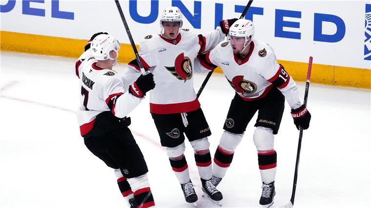 In der Verlängerung: Stützle entscheidet deutsches NHL-Duell Tim Stützle (M.) feiert beim Siegtreffer seinen 64. Scorerpunkt der Saison.