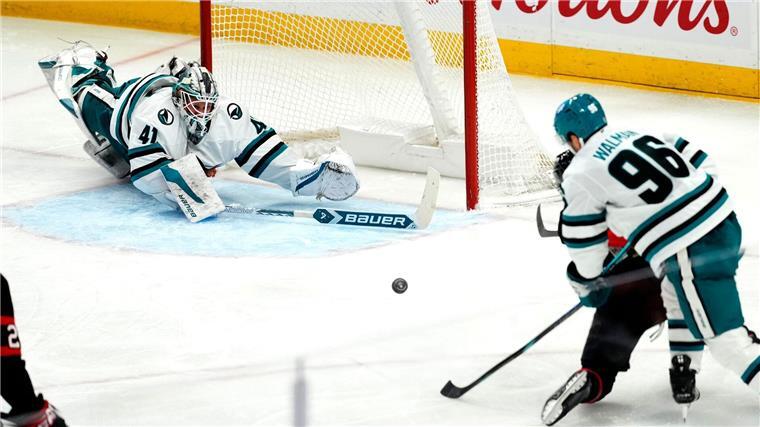 Starke deutsche NHL-Profis führen ihre Teams zu Siegen Tim Stützle (verdeckt, r) trifft nach einer Fehlerkette der Sharks-Defensive.