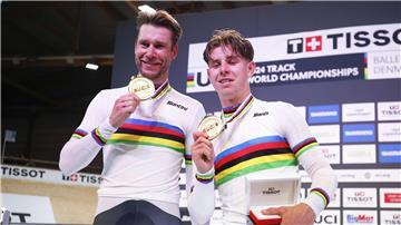 Tim Torn Teutenberg (r) feiert mit Roger Kluge Gold bei der Bahnrad-WM.
