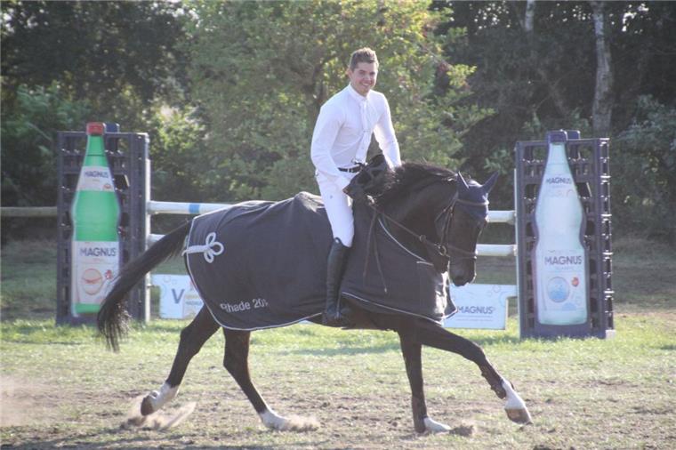 Glinstedter Reitturnier: Hoffmann triumphiert zum dritten Mal Tim-Uwe Hoffmann (RV Zeven) genoss seinen erneuten Triumph vor heimischer Kulisse sichtlich.
