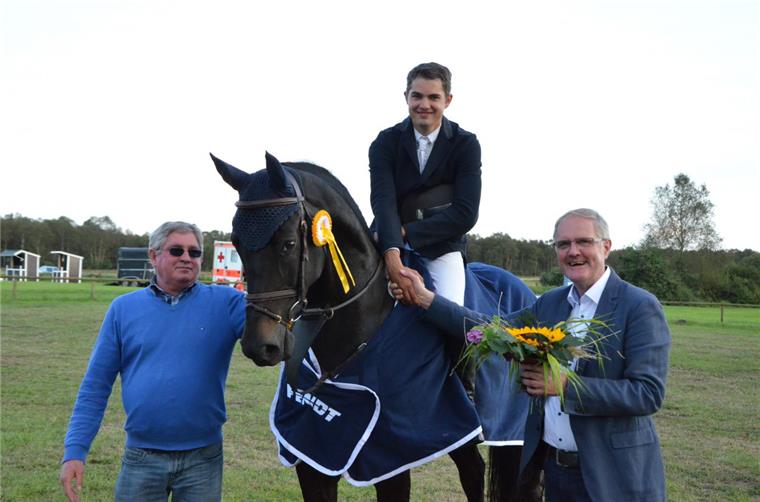 Reitturnier in Glinstedt: Tim-Uwe Hoffmann triumphiert vor der eigenen Haustür Tim Uwe Hoffmann triumphierte in der schwersten Springprüfung des Glinstedter Reitturniers und freute sich danach über die Glückwünsche des Reitvereins-Vorsitzenden Jürgen Bredehöft (rechts) und seines Vaters Jörg.