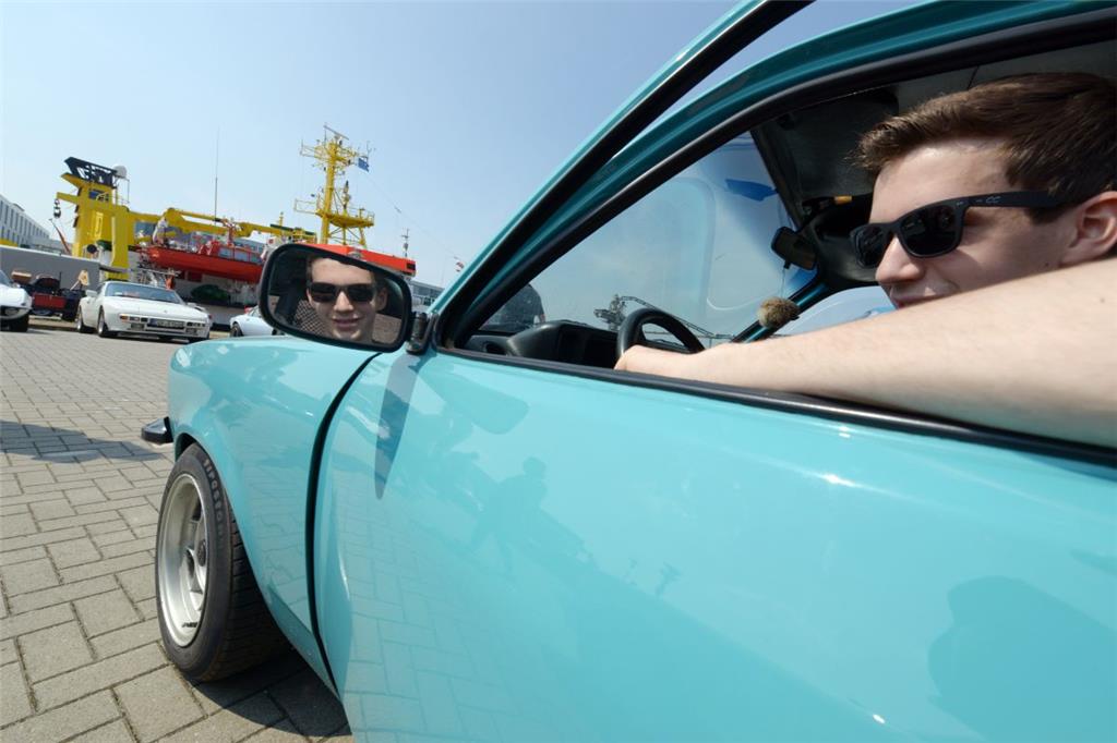 Tim Zwicker in seinem Opel Kadett Coupe. Oldtimer-Treffen und Bauernmarkt im Sch...