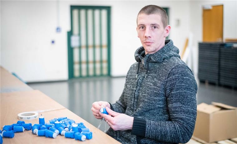 Arbeiten im Gefängnis: Der Inhaftierte Timo klebt 3000 Etiketten am Tag Timo (30) ist in der JVA Bremerhaven inhaftiert. Er arbeitet im Stücklohnbetrieb des Gefängnisses und etikettiert 3000 Elektroschalter am Tag.