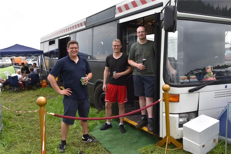 Timo, Hendrik und Nils haben den ausrangierten Linienbus in einen Partybus mit allem drum und dran verwandelt.