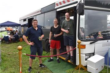 Timo, Hendrik und Nils haben den ausrangierten Linienbus in einen Partybus mit allem drum und dran verwandelt.