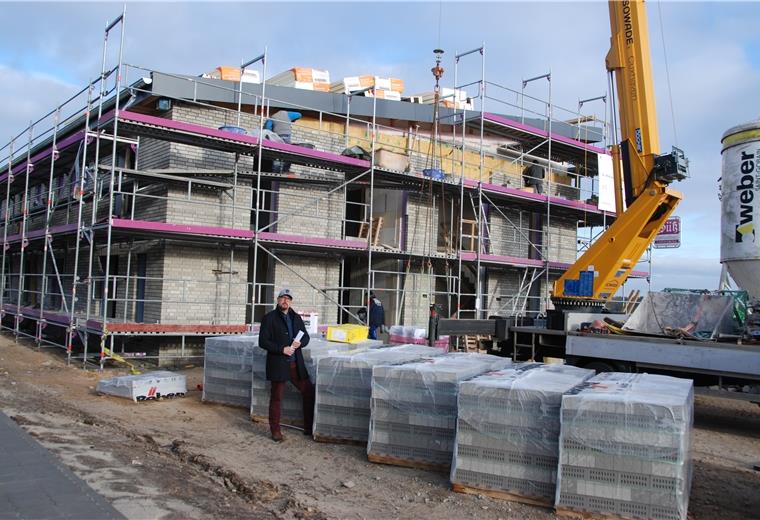 Neue Firmen ziehen in den Handelspark Bad Bederkesa Timo Käter auf "seiner" Baustelle im Beerster Handelspark. Derzeit werden in der neuen Zahnarztpraxis unter anderem die Fenster eingebaut.