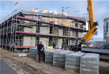 Timo Käter auf "seiner" Baustelle im Beerster Handelspark. Derzeit werden in der neuen Zahnarztpraxis unter anderem die Fenster eingebaut.