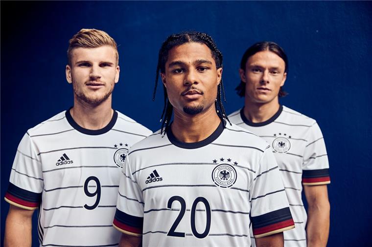 Fußball-Nationalelf: Frischer EM-Look für Gnabry & Co Timo Werner, Serge Gnabry und Nico Schulz (von links) tragen das neue Trikot der deutschen Fußball-Nationalmannschaft.