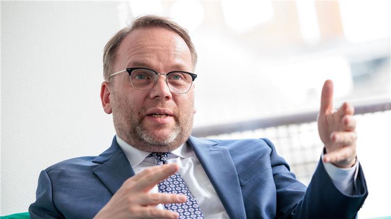 documenta-Aufsichtsrat will aus Turbulenzen Lehren ziehen Timon Gremmels (SPD), Minister für Wissenschaft und Forschung, Kunst und Kultur von Hessen, sitzt während eines Interviews auf dem Grünen Sofa in Wiesbaden.