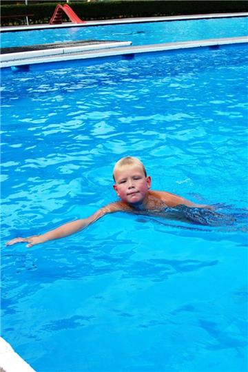 Timon Grotheer schwimmt für den Erhalt des Kirchtimker Freibads. Freunde und Familienmitglieder unterstützen ihn mit einer Spende pro geschwommener Bahn. 