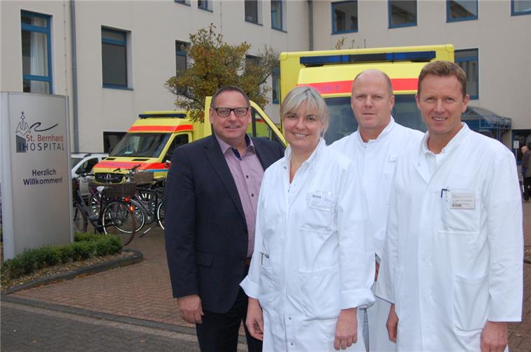 Tina Kock (vorne) ist die neue Gefäßchirurgin am St.-Bernhard-Hospital und baut die Abteilung auf. Darüber freien sich (von links) Geschäftsführer Ingo Penner, Oberarzt Dr. Thomas Fox und der Ärztliche Direktor Dr. Jan Henrik Herrfurth.   
