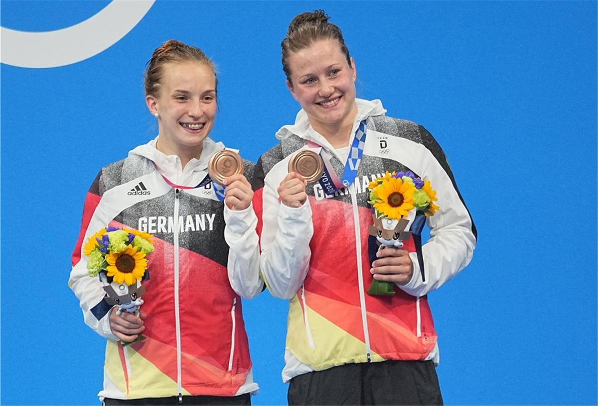 Olympia: Schnellstart mit zwei Medaillen Tina Punzel (r.) und Lena Hentschel zeigen ihre stolz ihre Medaillen, die sie beim Synchronspringen vom 3-Meter-Brett gewonnen haben.
