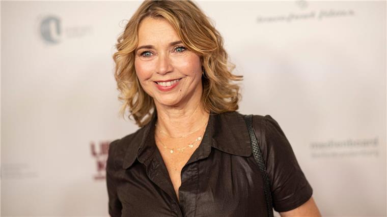 Promis auf Roadtrip - mit Tina Ruland und Andreas Elsholz Tina Ruland und andere Promis müssen immer wissen, wo sie gerade mit dem „Destination X„-Bus unterwegs sind.