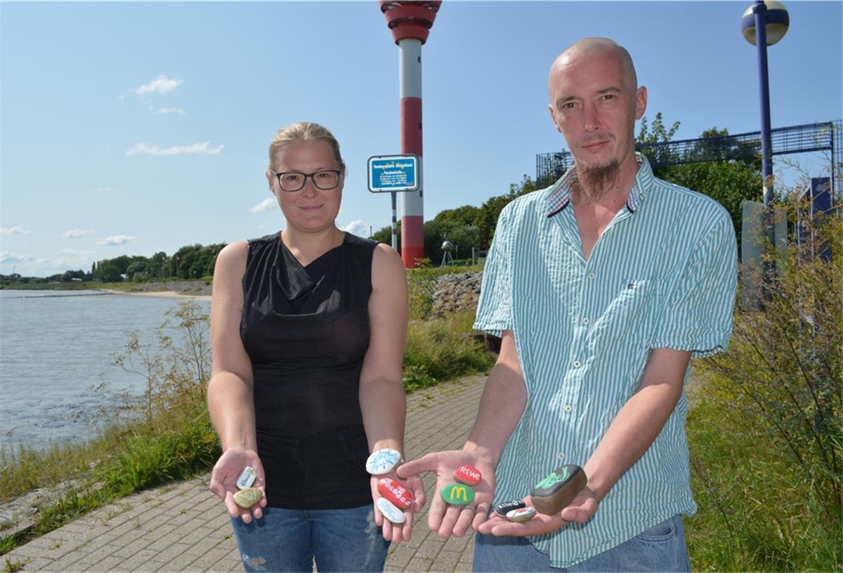 Nordenham Rocks geht in die nächste Runde Tina und Tobias Sander mit neuen Steinen, die versteckt werden. Die gefundenen Steine können in ausgewählten Einzelhandelsgeschäften abgegeben werden.