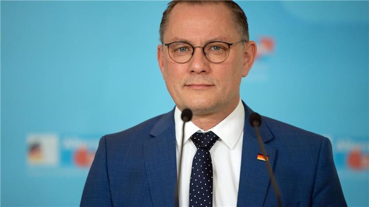 Chrupalla: Müssen weiter hinter Bystron und Krah stehen Tino Chrupalla, Fraktionsvorsitzende AFD, spricht vor der Sitzung der Bundestagsfraktion.