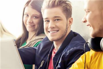 Schüler sitzen zusammen