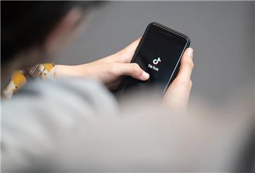 Das Logo der Sozialen Netzwerks Tiktok ist auf einem Smartphone zu sehen.