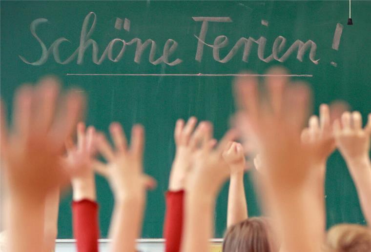 Gratis durch die Sommerferien! Diese Angebote für Kinder sind kostenlos Jubelnde Hände vor einer Tafel, auf der steht: schöne Ferien!