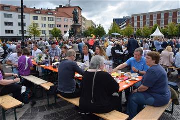 Tischlein deck dich: An 90 Bierzeltgarnituren frühstücken Sonntagvormittag bei S...